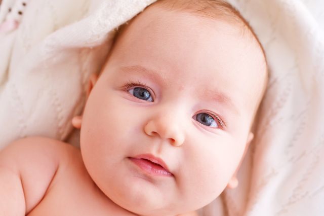 Hogyan ismerjük fel idejében, ha a babánk veleszületett ferdenyaktól szenved?