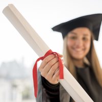 Egyetemi jelentkezés és szakválasztás: Hogyan döntsünk? young-graduate-showing-her-certificate-close-up